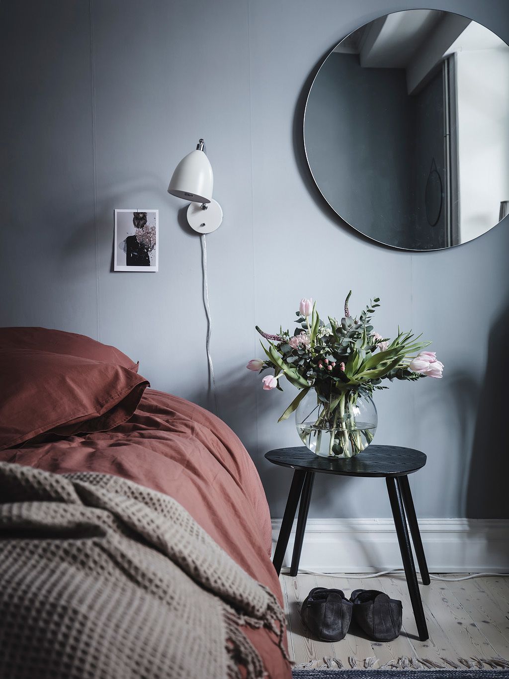 Harmoninen yhdistelmä siniharmaita ja punertavanruskeita värejä 